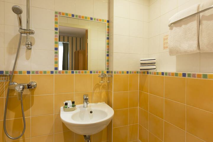 Room 4 of 22
