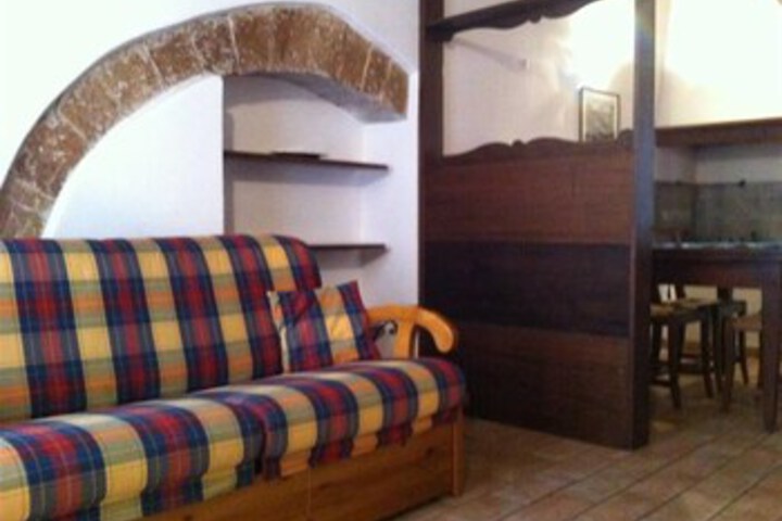 Room 4 of 9