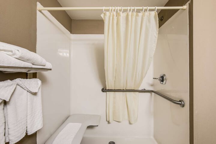 1 Queen Bed Mobility Accessible Communication Assistance Bathtub Full Breakfast (13 of 17)