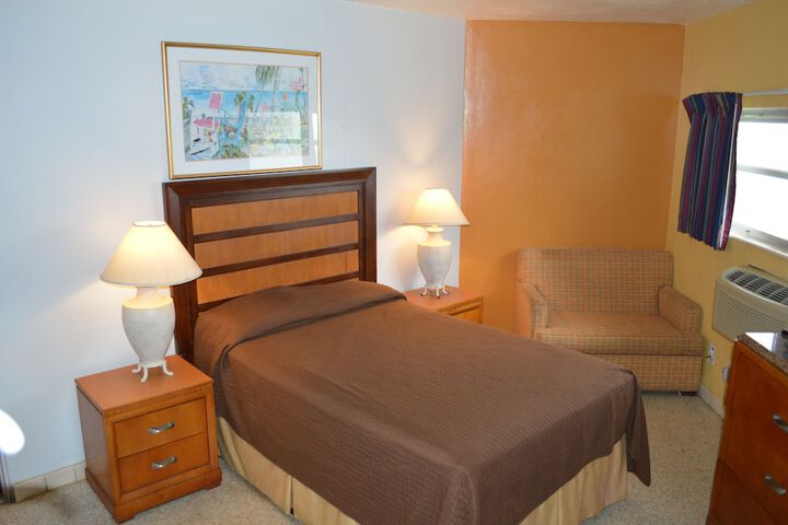 Room 12 of 25
