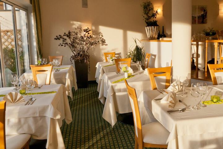 Dining 9 of 12