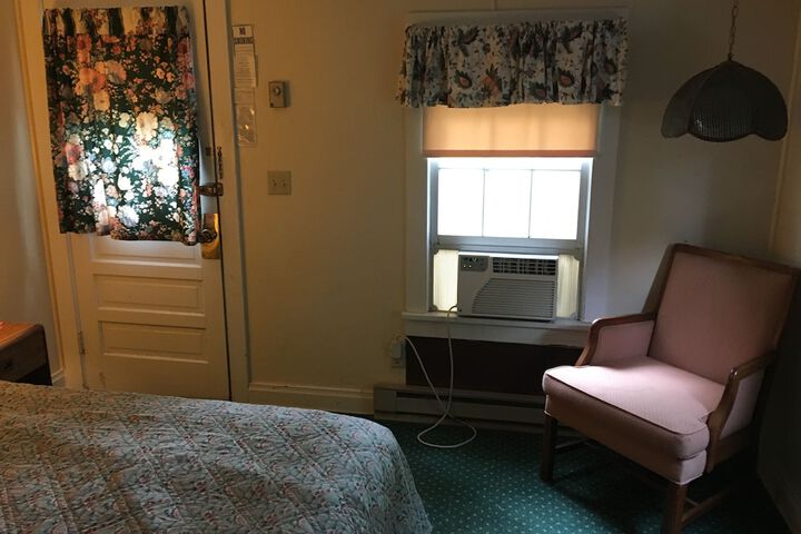 Room 14 of 104