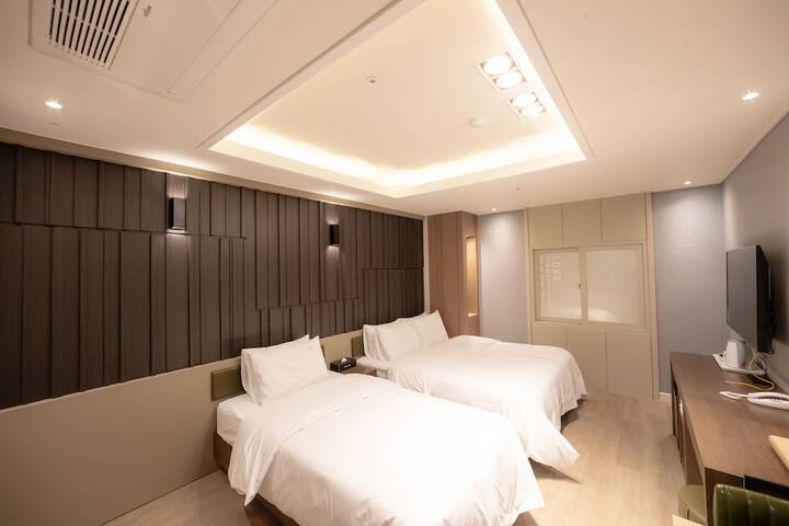 Room 15 of 28