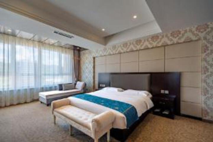 Room 6 of 8