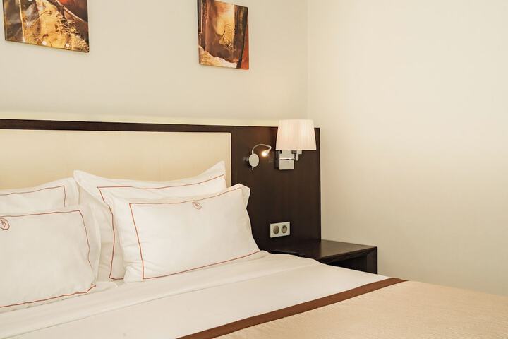 Room 8 of 75