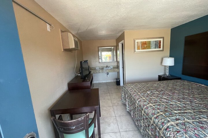 Room 6 of 13