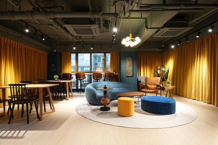Lounge 80 of 98