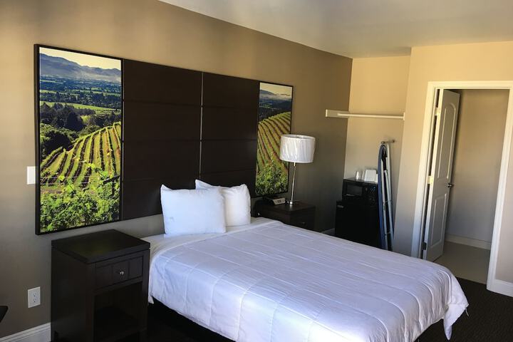 1 Queen Bed (7 of 8)