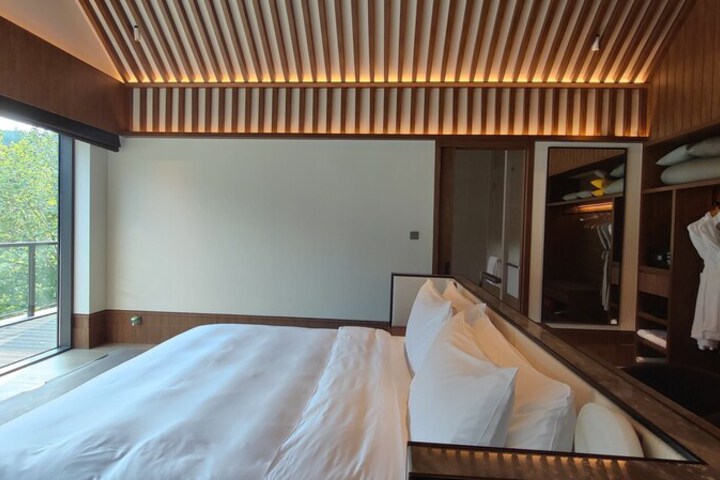 Room 25 of 83