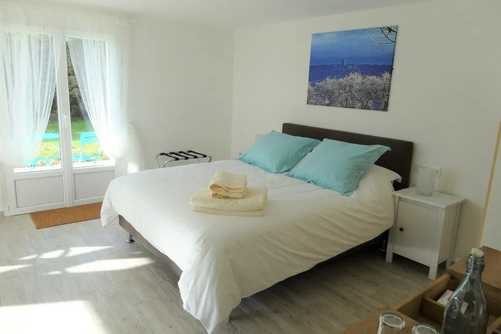 Room 4 of 12