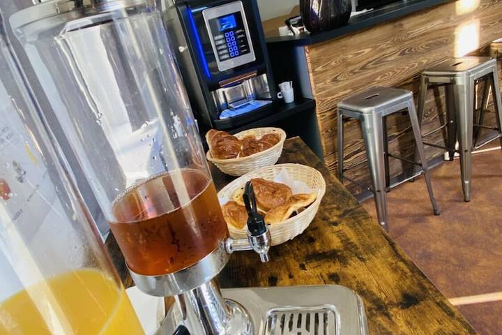 Breakfast/Coffee Service 22 of 39