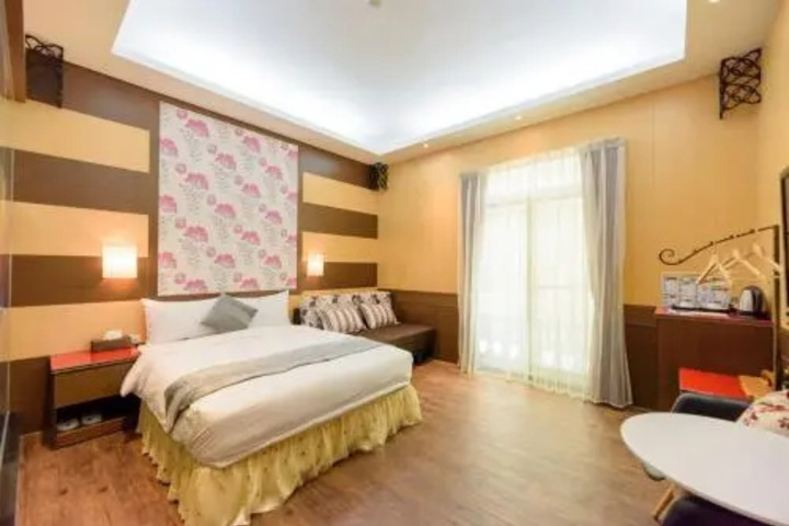 Room 7 of 9