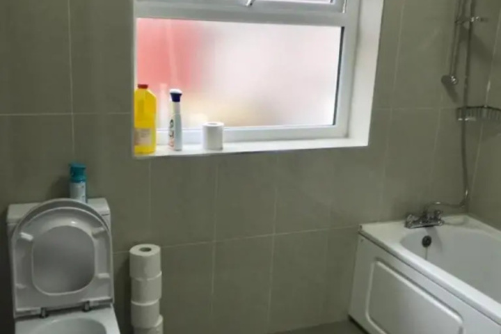 Room 4 of 9