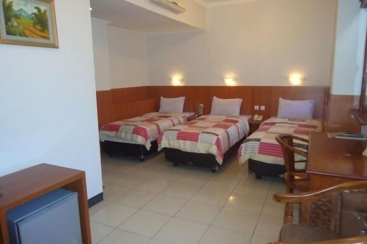 Room 6 of 12