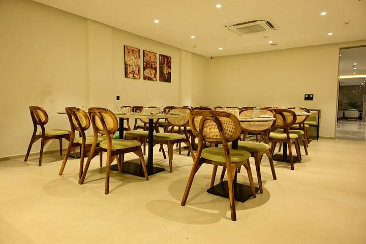 Dining 33 of 48
