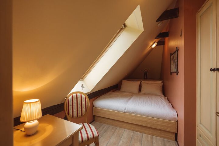 Room 6 of 7