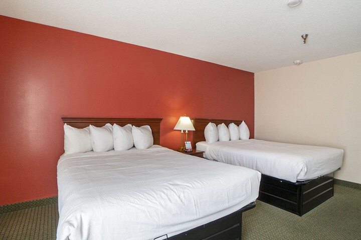 2 Queen Beds (7 of 10)