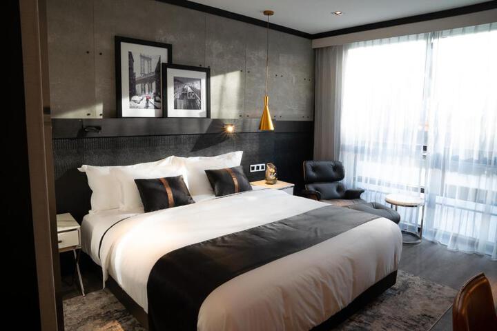 1 King Bed (5 of 6)