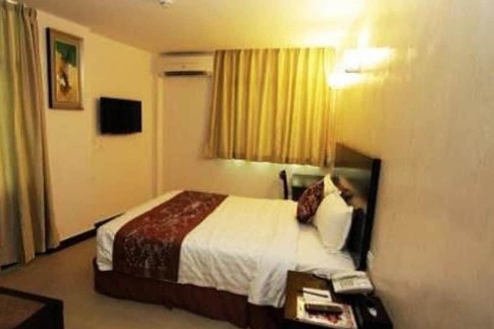 Room 8 of 32