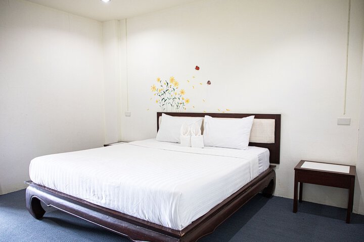 Room 4 of 16