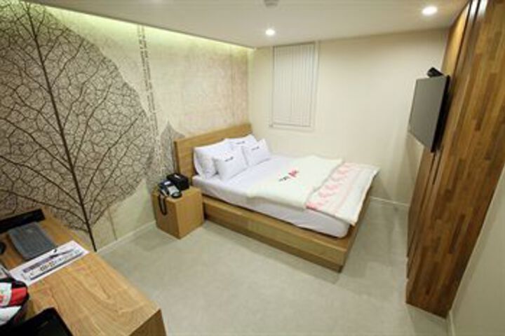 Room 10 of 30