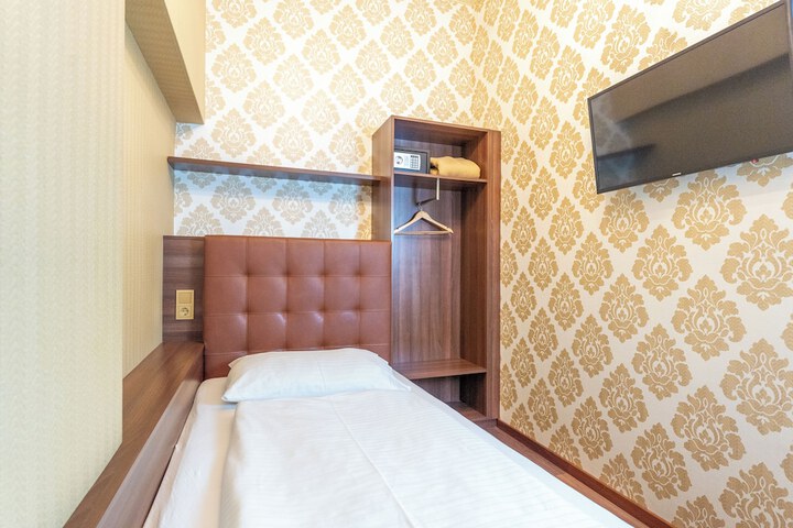 Room 53 of 205