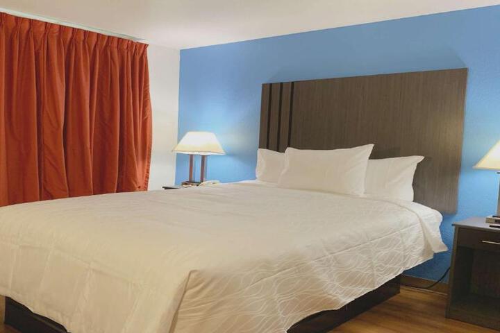 1 Queen Bed (11 of 17)