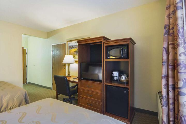2 Double Beds (12 of 15)