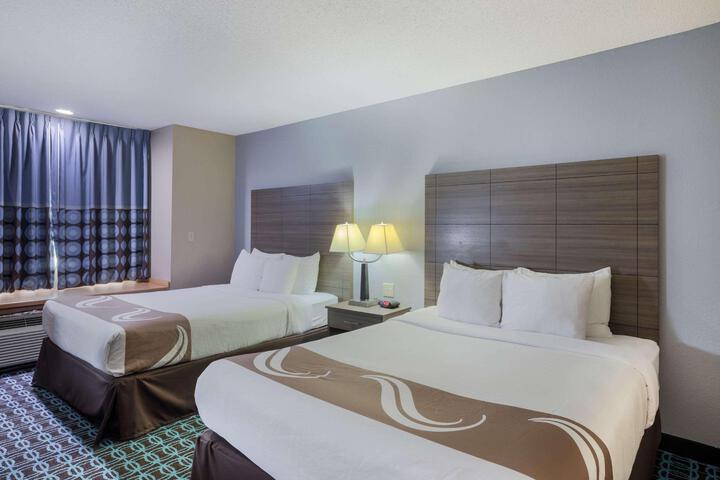 1 Queen Bed (12 of 28)