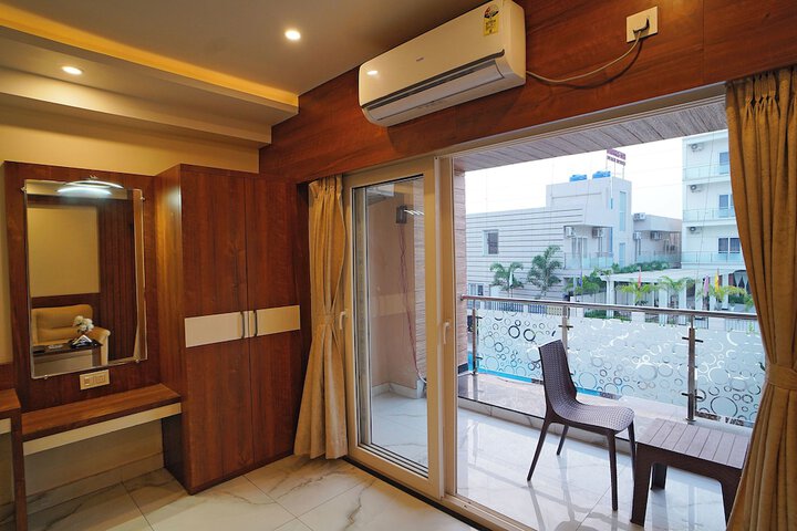 Room 13 of 81