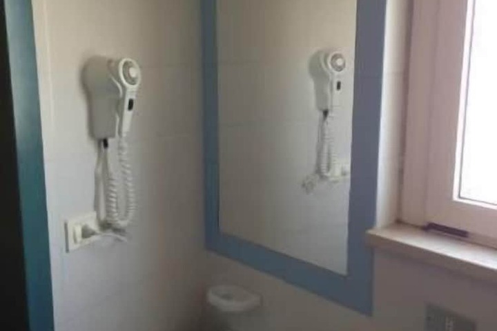 Room 5 of 10