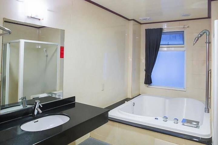 Room 18 of 31