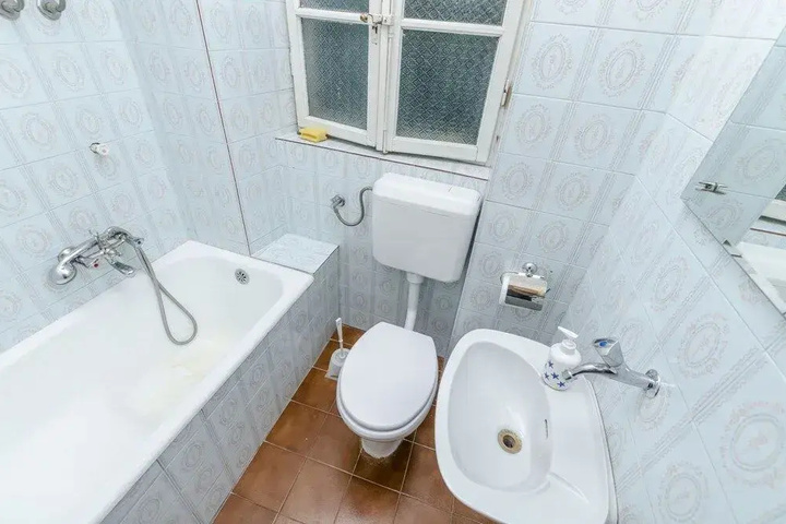 Room 7 of 10