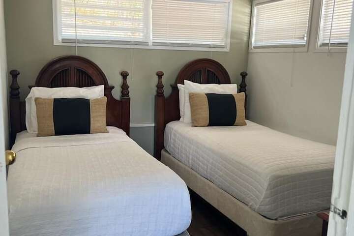 Room 47 of 122