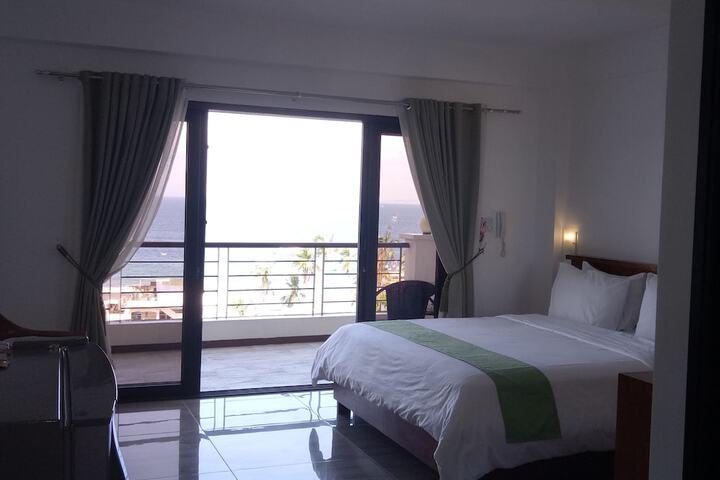 Room 12 of 87