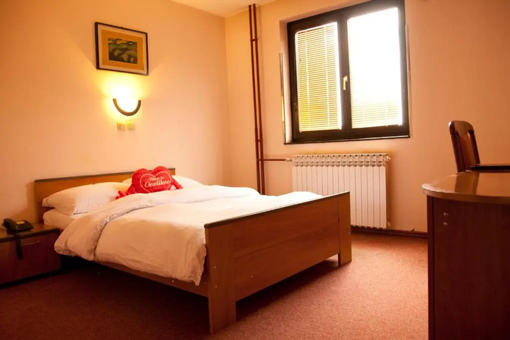 Room 5 of 16