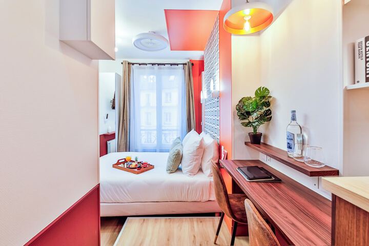 Room 3 of 77