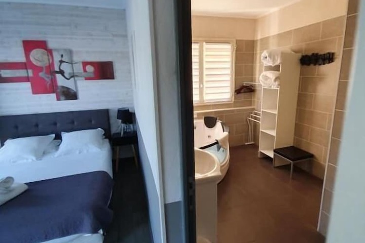 Room 17 of 38
