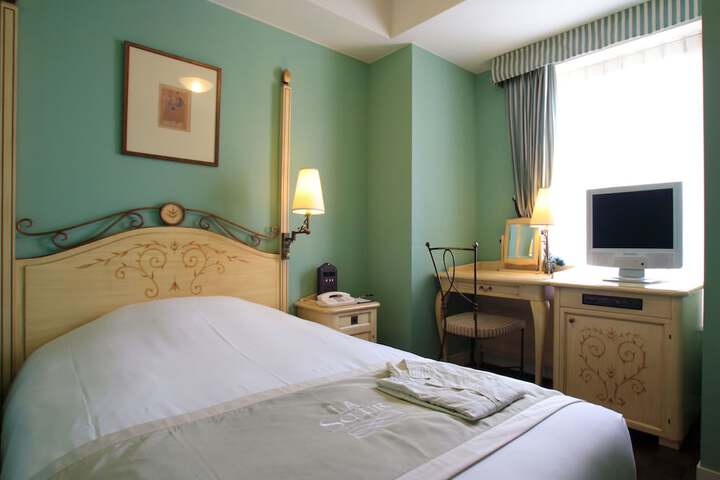Room 8 of 43