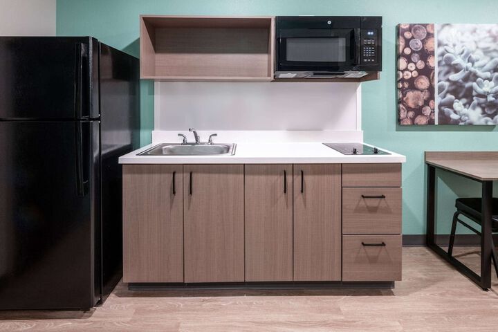1 Queen Bed Mobility Accessible Bathtub with Grab Bars (14 of 25)