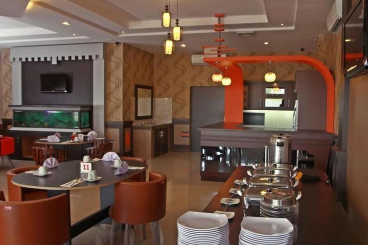 Dining 14 of 21