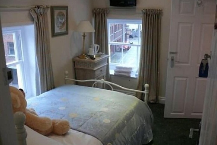 Room 5 of 18