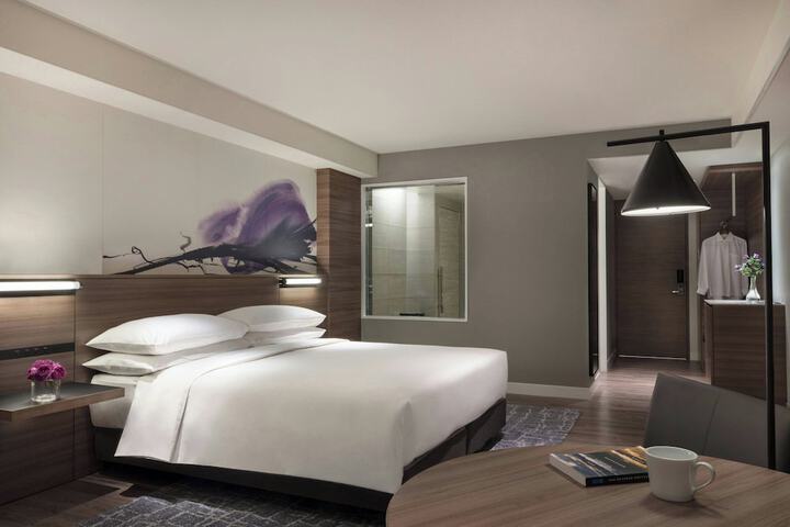 Room 27 of 82