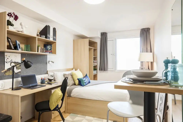 Room 6 of 25