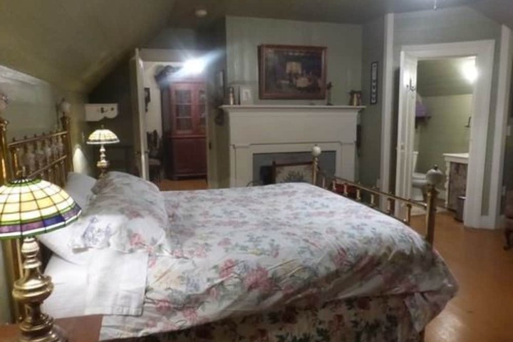 Room 17 of 44