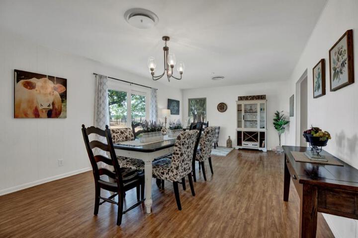 Spacious Home - Fire Pit BBQ and Outdoor Seating!