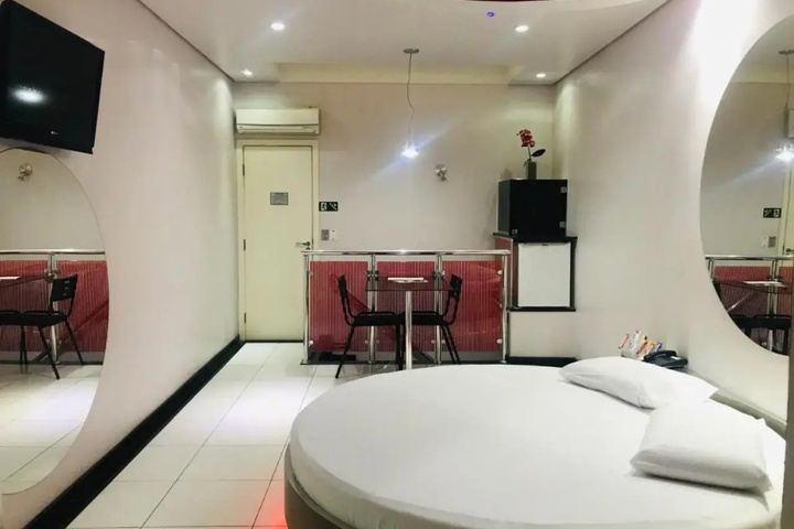 Room 6 of 10