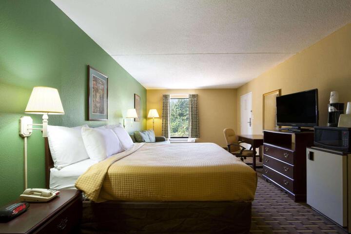 Deluxe 2 Queen Beds (5 of 9)