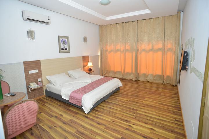 Room 9 of 32