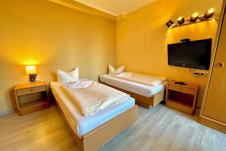 Room 4 of 25